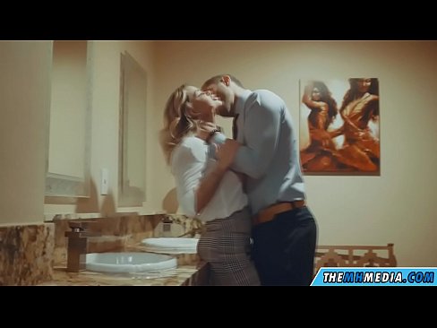 ❤️ Ko'krakli sarg'ish sizni jamoat hojatxonasida yo'ldan ozdirganda ❤❌ Anal pornoda bizda ❌